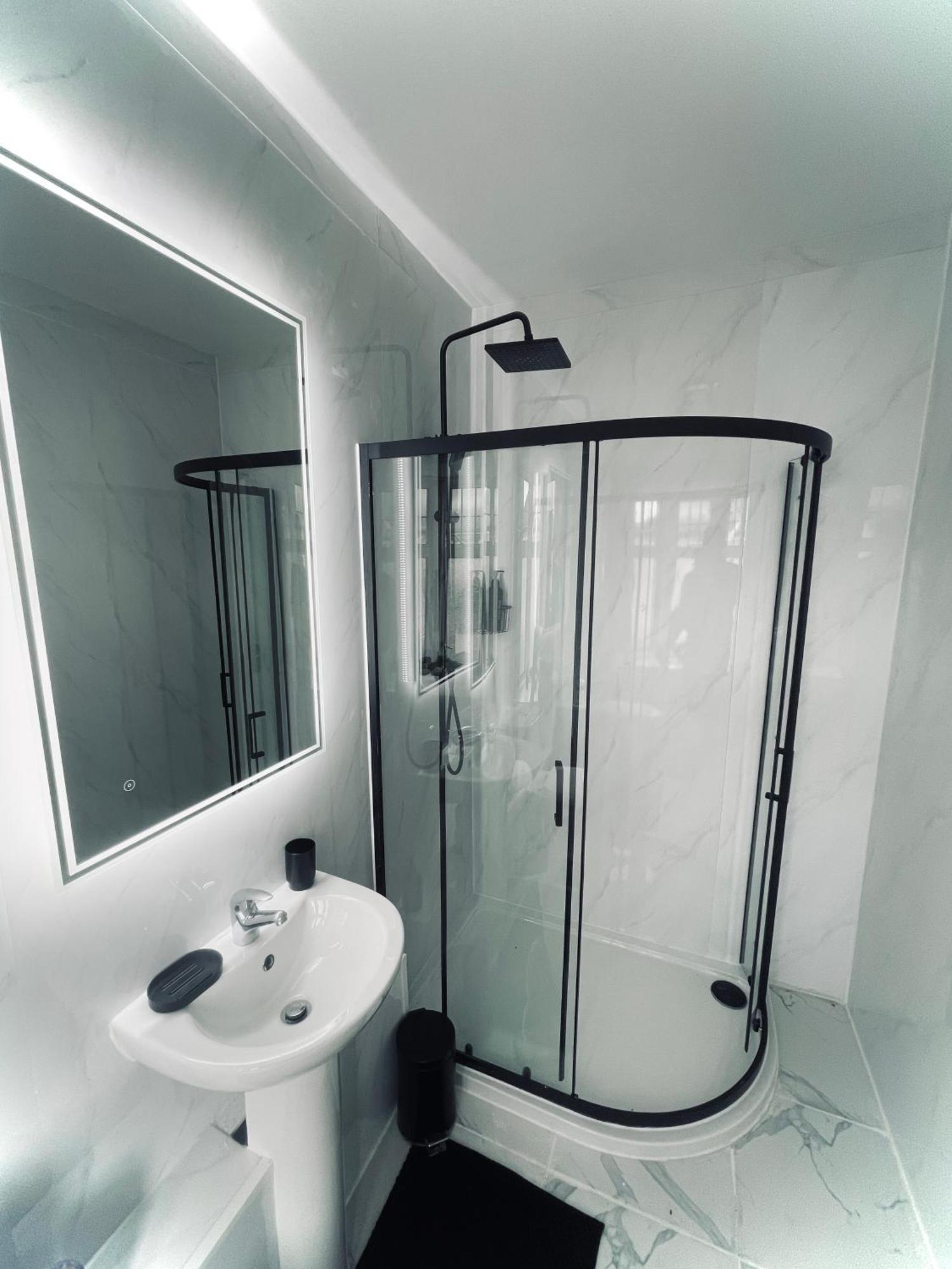 Cozy Private Rooms In Homestay Ilford Exterior photo